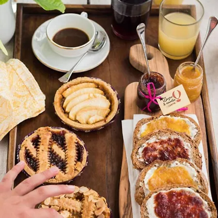Bed & Breakfast 21-12